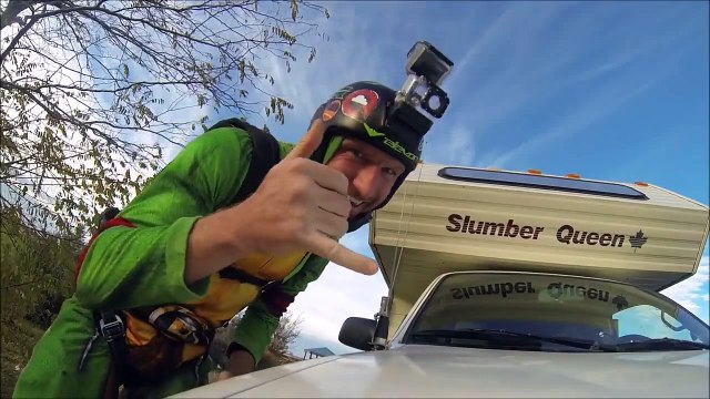 Il saute d'un pont en base jump depuis un camping car en mouvement