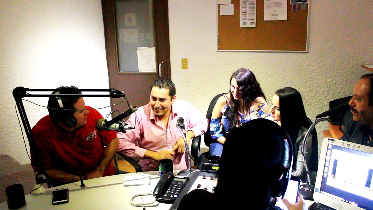 Platicando con las Señoritas de FORD en la estación de radio