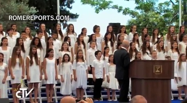 Children choir sings spectacular 'Hallelujah' cover before Pope Francis