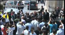 Pope Francis stops popemobile to pray in front of the wall that separates Palestine and Israel