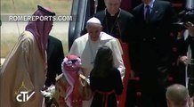 Francis arrives in Jordan and meets with Abdullah II and Rania