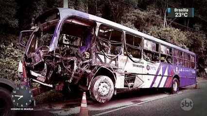 Descargar video: Acidente entre ônibus e caminhão deixa dois mortos e 28 feridos