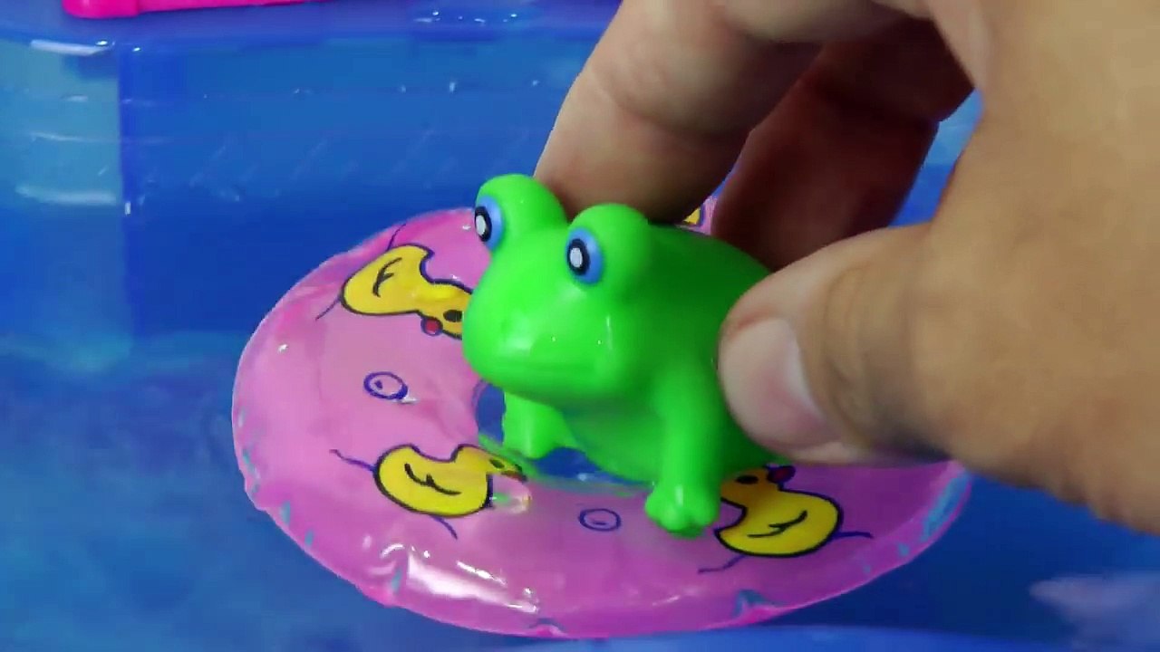 Moana & nice Animals at the POOL- Frog saves cute Chicks -Toy Cat - Playing- Slide- Swim - Water