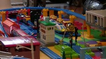 【trem brinquedo movido】 Thomas e Seus Amigos - Tomás e os Amigos com Taxi (00560 z pt)