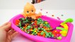 Oyuncak Bebek Şeker Banyosu Yapıyor ve Renkleri Öğreniyoruz!