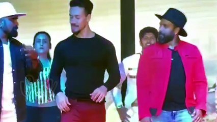 tiger shroff crazy dance at trailer launch of a Marathi movie GAVTHI