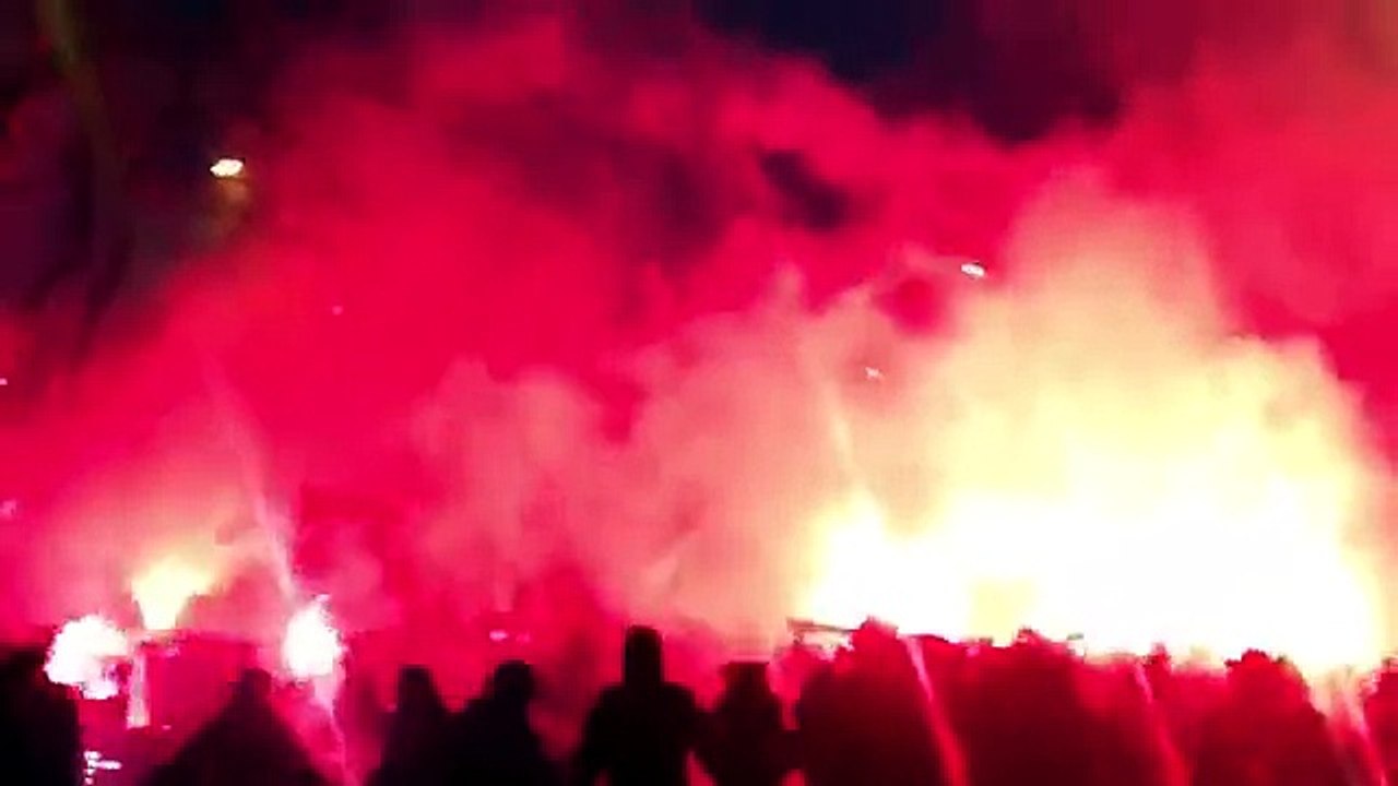 جمهور باريس يُشعل الأجواء  خارج الملعب جمهور مرعب