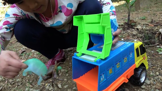 BÉ HUYỀN CHƠI BẮT CUA CHO VÀO XE ĐỒ CHƠI by Giai tri cho Be yeu