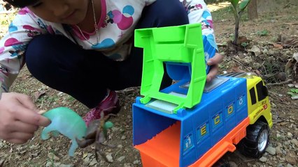BÉ HUYỀN CHƠI BẮT CUA CHO VÀO XE ĐỒ CHƠI by Giai tri cho Be yeu