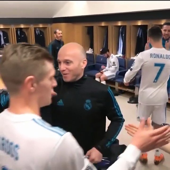 احتفالات لاعبي ريال مدريد في غرفة الملابس عقب هزيمة باريس سان جيرمان امس والصعود للدور ربع النهائي