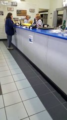 Jet des paquets par la factrice devant tout le monde à la poste aux USA !