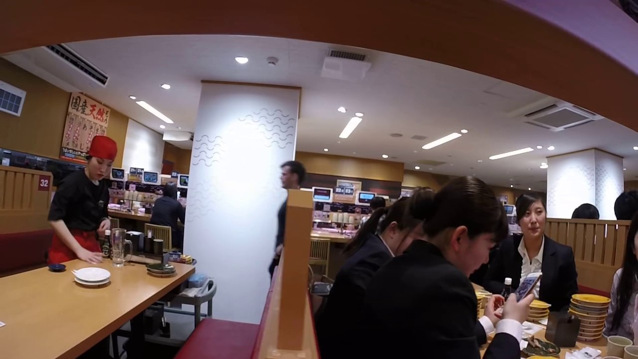 Balade d'une caméra dans un restau Japonais à la place des sushis !