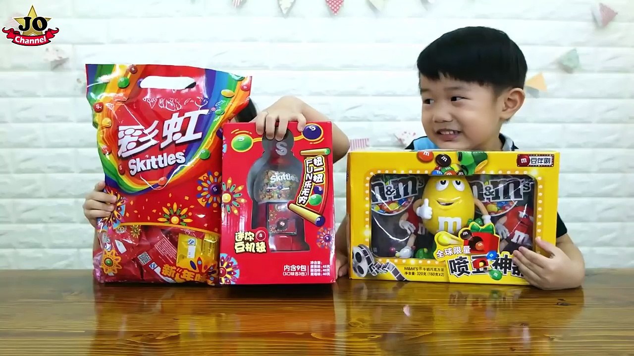 扭糖果機玩具 彩虹糖果 M&M瑪氏巧克力機~ 很有趣喔！桌面玩具開箱 M&M And Skittles Candy Machine Toys For Kids