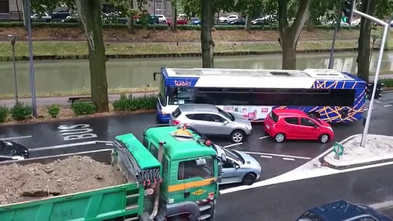 Deux automobilistes prennent la voie de bus à contresens