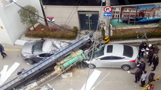 공사장 크레인 도로 덮쳐 차량 4대 파손 / YTN