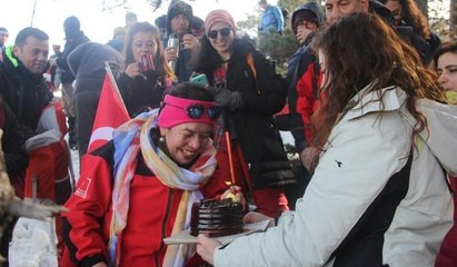 1500 metre yükseklikte doğum günü sürprizi