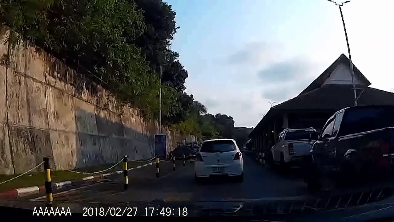 Un scootériste se prend une barre de fer dans la tête