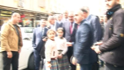 Demirören’den roket düşen camiye ziyaret