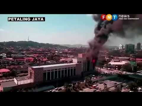 Bangunan KWSP menghadap Lebuhraya Persekutuan terbakar