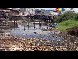 Despite stench, life's comfortable in stilt homes over the sea