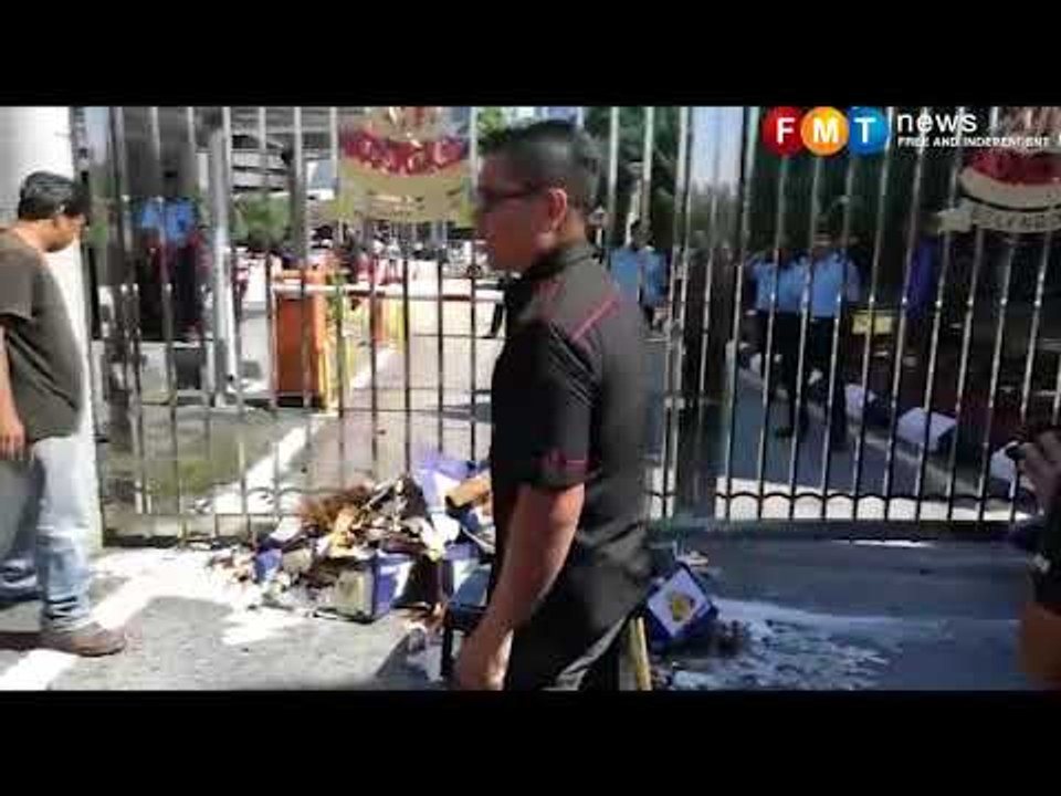 Jamal Yunos delivers beer to Azmin in protest of beer fest