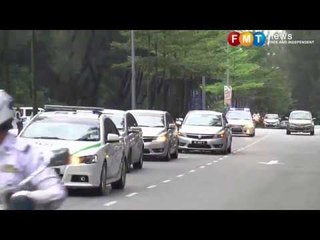 Dua suspek tiba untuk perbicaraan hari pertama pembunuhan warga Korea Utara