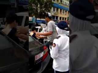 Viral video duo to be charged for obstructing traffic warden
