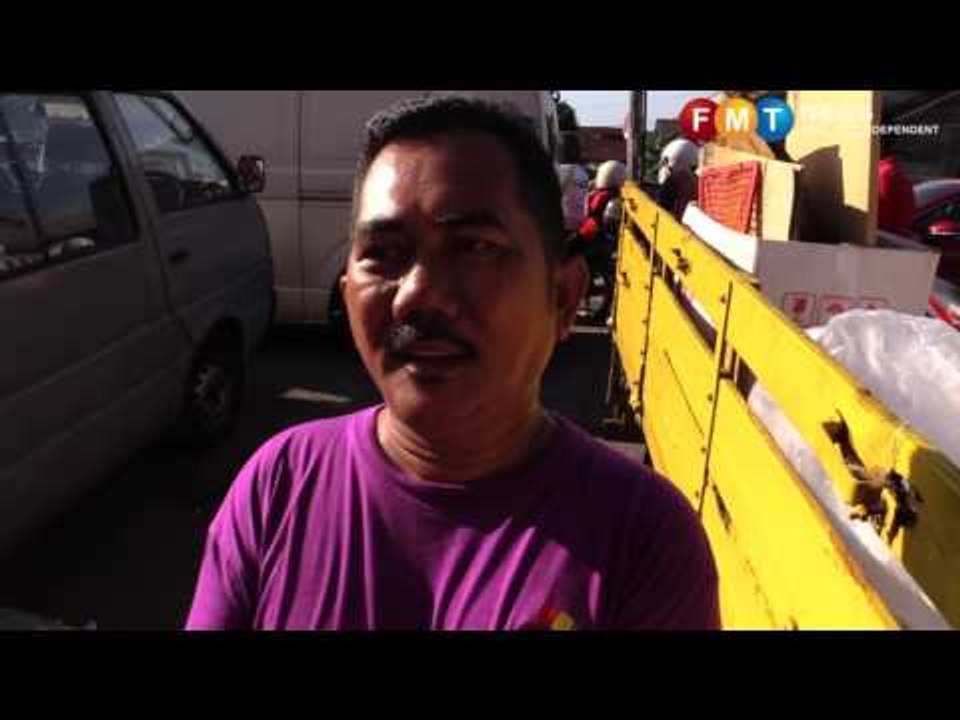 DAP bersama NGO mengedar limau di kawasan Petaling Jaya sempena Tahun Baru Cina