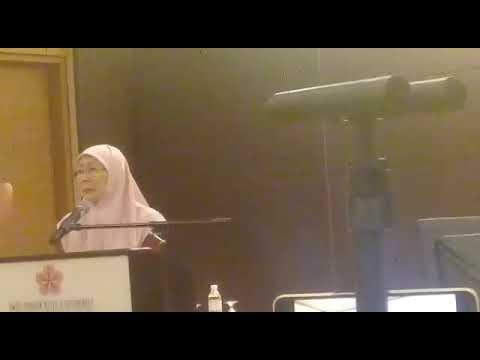 Wan Azizah in tears while sharing her political journey