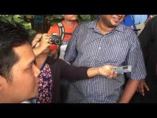 MIC youth chief and leaders swarmed inside the Selangor SUK 3