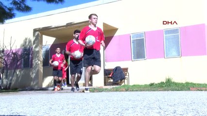 Antalya Dünya Futsal Şampiyonasına Okulun Asfalt Zeminli Sahasında Hazırlanıyorlar