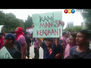 Pemuda Umno baling baldi, botol air di bangunan pentadbiran Selangor