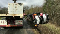 Opération de relevage d'un poids lourd à Louzac-Saint-André