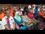 Wan Azizah sambut Siti Hasmah di konvensyen Pakatan Harapan