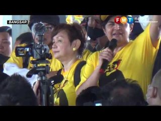 Suasana ceria himpunan Bersih 5 di LRT Bangsar