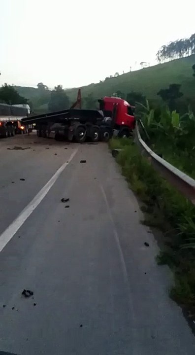Acidente com carreta na BR 101