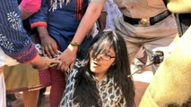 DCW chief Swati Maliwal detained while marching towards Parliament; Watch Video | Oneindia News