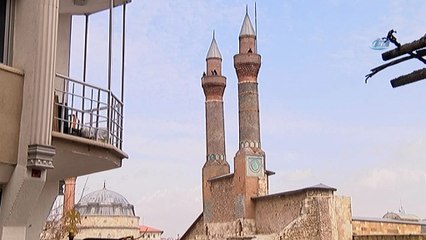 - Tarihi minarede tehlikeli özçekim