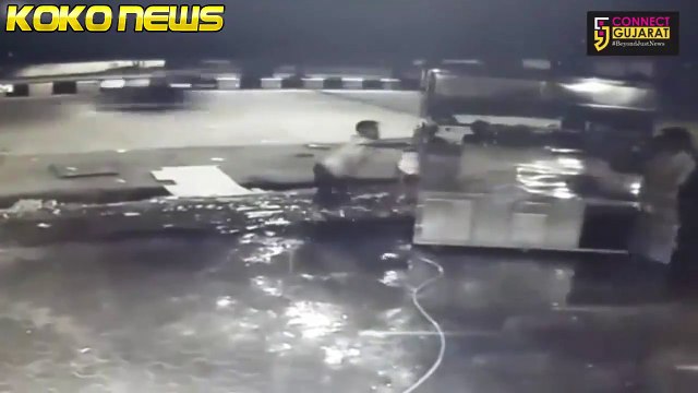 Three People Electrocuted While Pushing a Food Cart