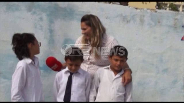 Ora News – Vlorë, fëmijët rom pa libra, i bllokuar procesi i ndarjes së teksteve falas