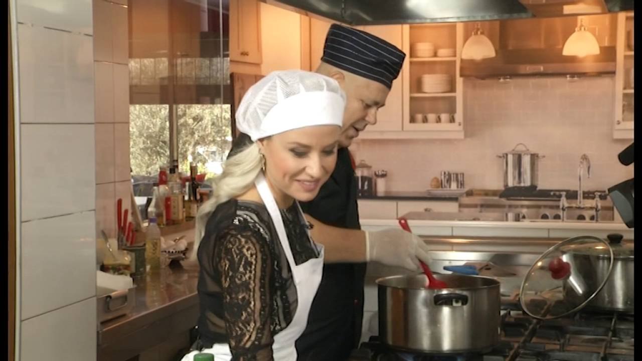Ora News - Receta Juaj, "Byrek me qepë me domate"