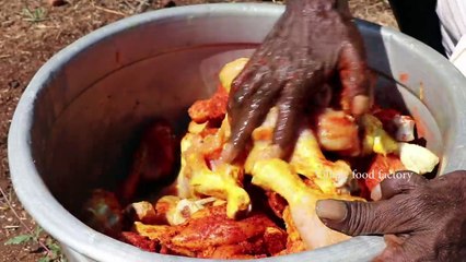 100 சிக்கன் கால்களை என்னமா சமையல் செய்கிறார் பாருங்கள்!