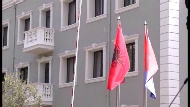 Ora News – Falsifikonin karta identiteti për të përfituar kredi, arrestohet çifti