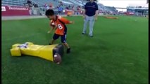 Ora News –Shkëlzen Gashi mëson vogelushët e Kolorados si të luajnë futboll