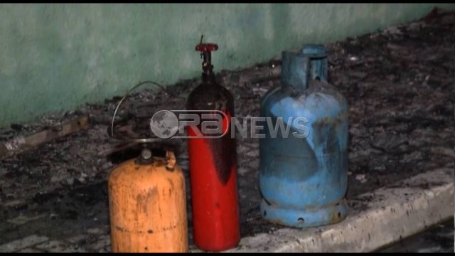 Ora News – Dy zjarre në Tiranë, flakët përfshijnë banesën dhe një lokal