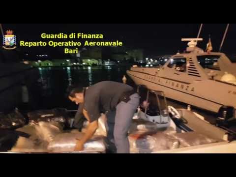 Ora News – Kapet skafi me 533 kg kanabis dhe dy italianë, u nis nga Kepi i Rodonit