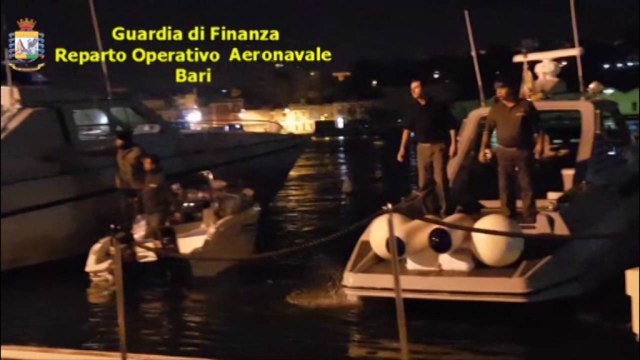 Ora News – Kapet skafi me 533 kg kanabis dhe dy italianë, u nis nga Kepi i Rodonit