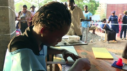 Serra Leoa vai às urnas eleger presidente