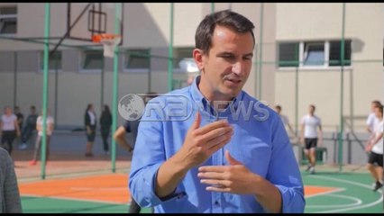 Ora News -  Veliaj përuron ambientet sportive te shkolla “Qemal Stafa”