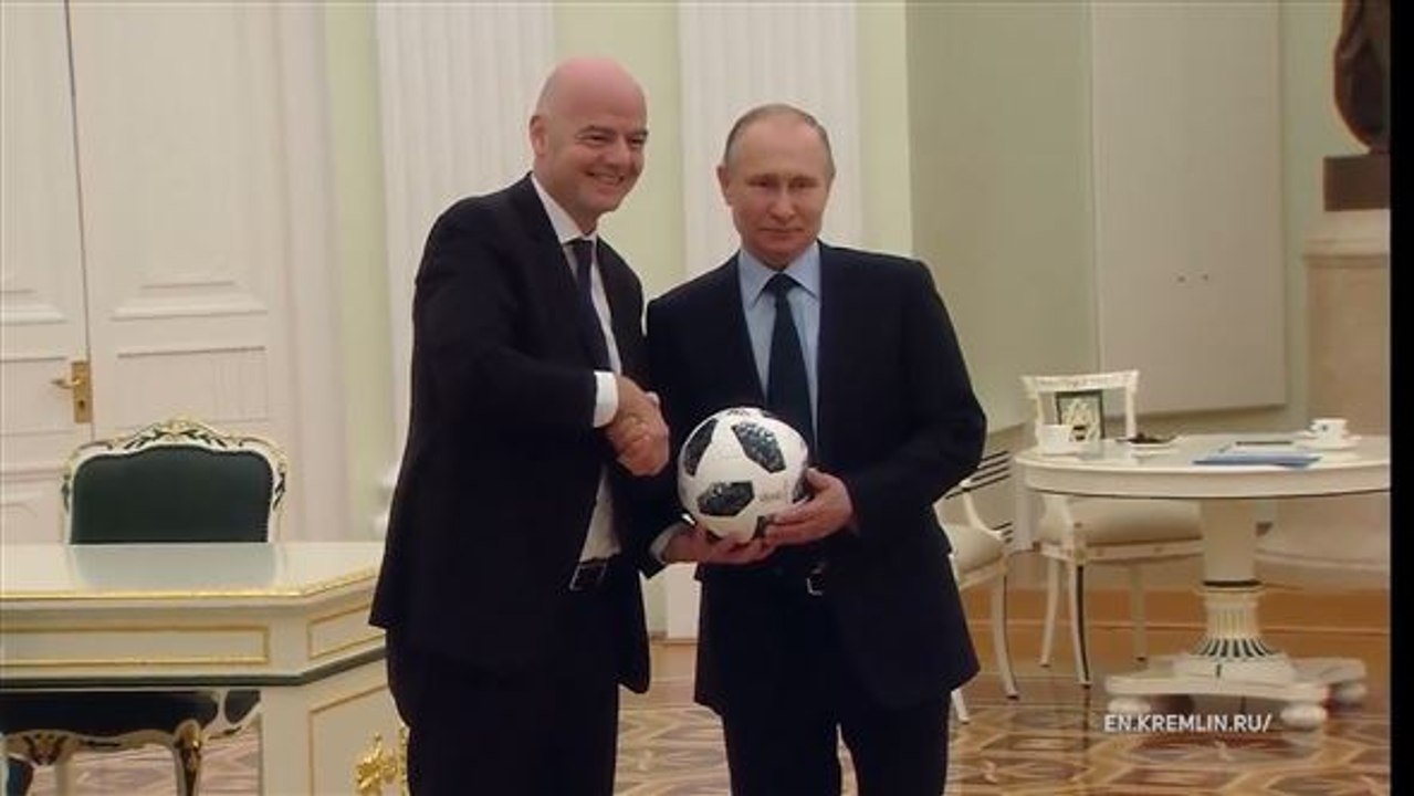 Kicken statt Krieg: Putin und Infantino spielen Ball